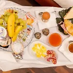 La Maison De & Bed & Breakfast 4*