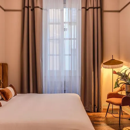 La Maison De & Bed & Breakfast