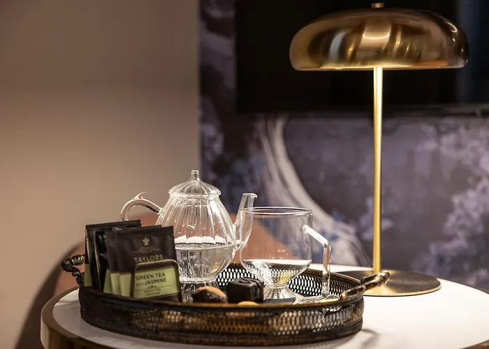 La Maison De & Bed and Breakfast