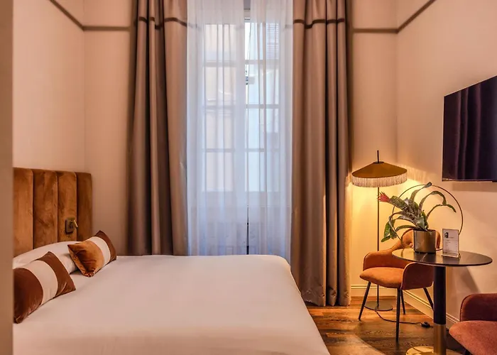 La Maison De & Bed and Breakfast