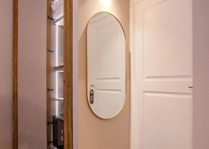 La Maison De & Bed and Breakfast